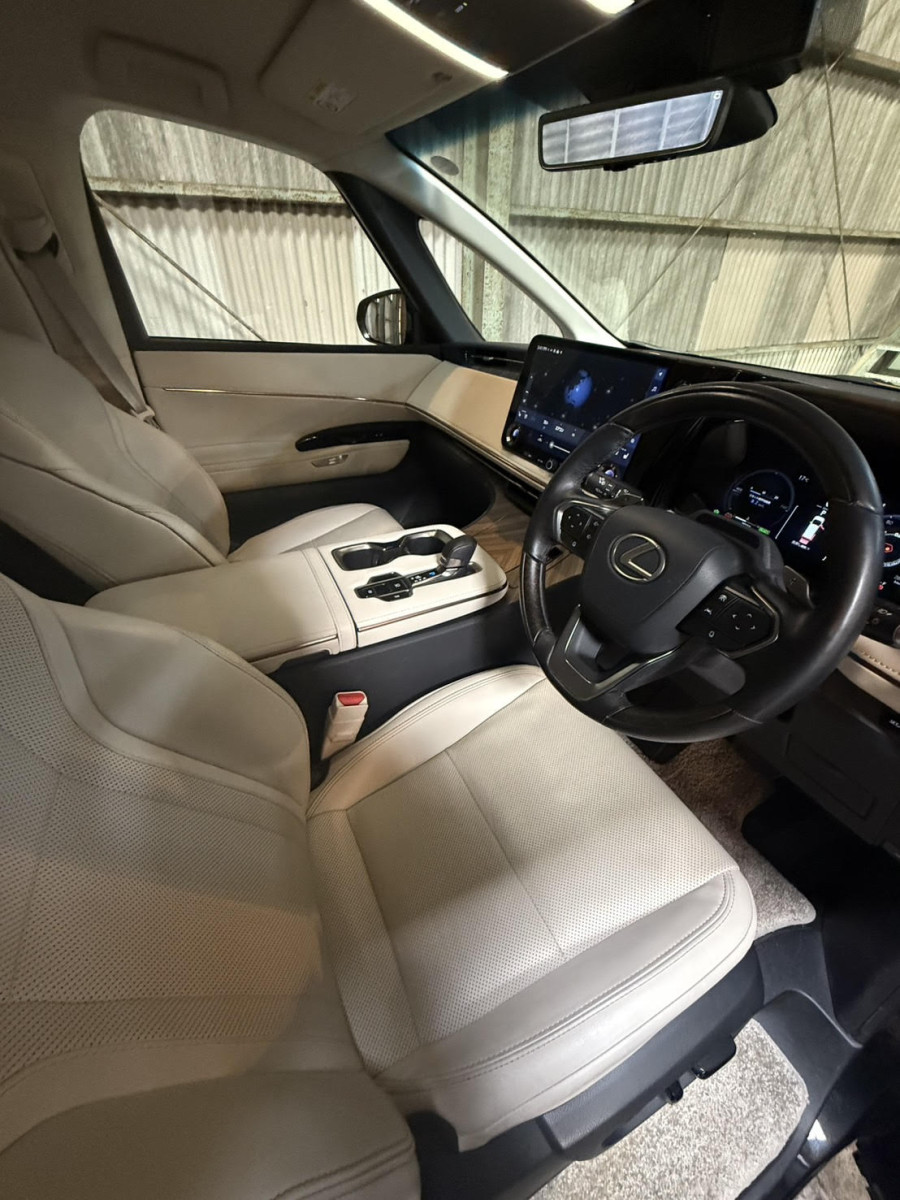 レクサス　LM500h エグゼクティブ　4人乗り｜NGI自動車